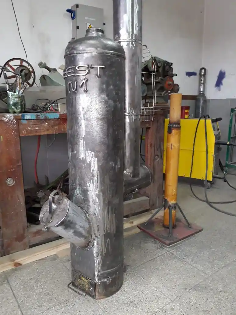 Estufa "cohete" abriga a una familia de Coronel Pringles