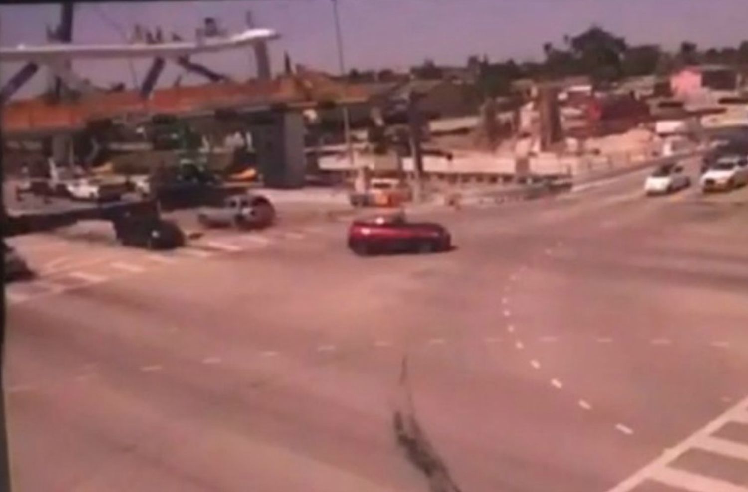 Video: una cámara filmó el momento en el que se derrumbó el puente peatonal