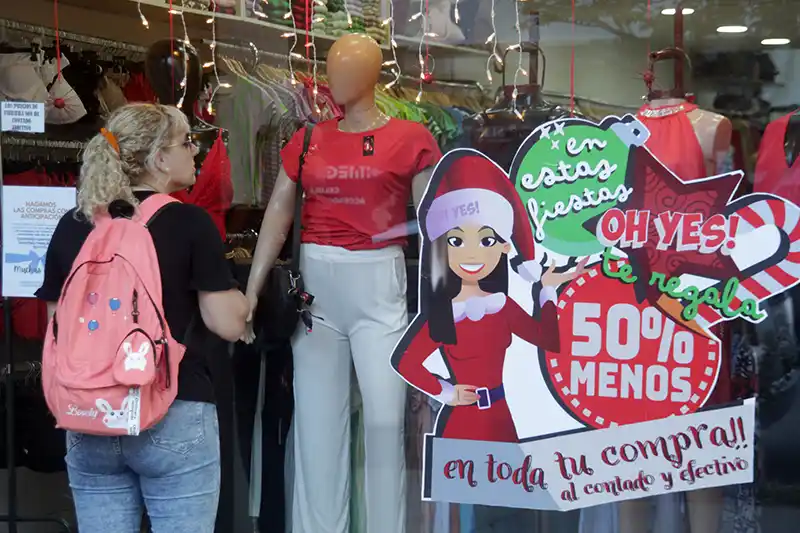 Las vidrieras muestran motivos navideños, tratando de captar compradores