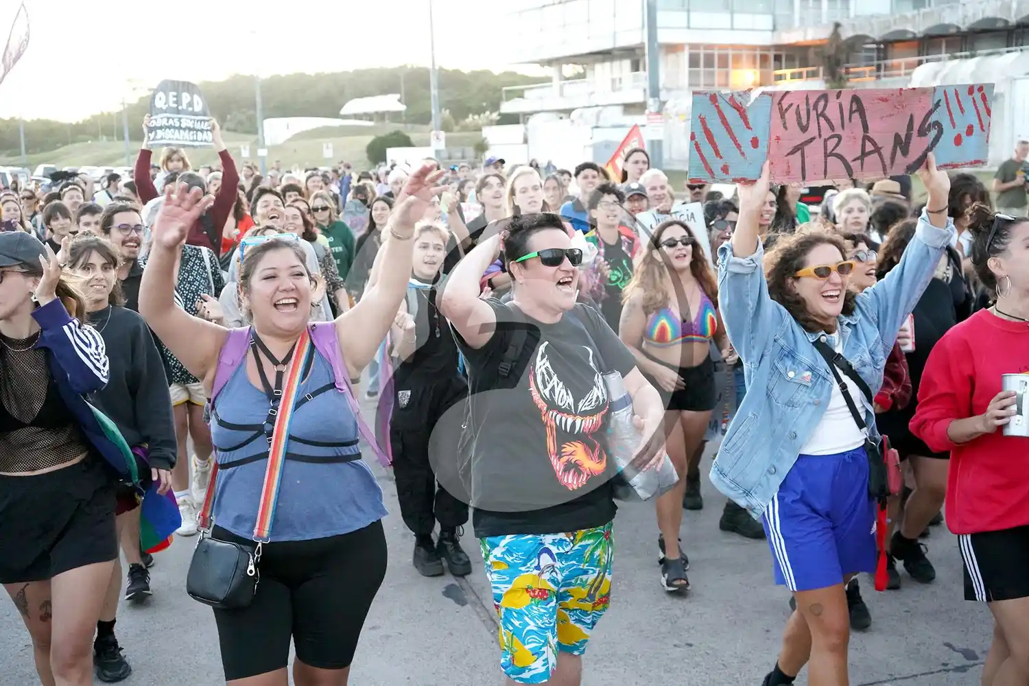 Carteles, canticos y mensajes. Hubo en la 13º Marcha del Orgullo