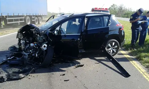 Un auto se cruzó de mano en la Ruta 12 y casi ocurre una tragedia