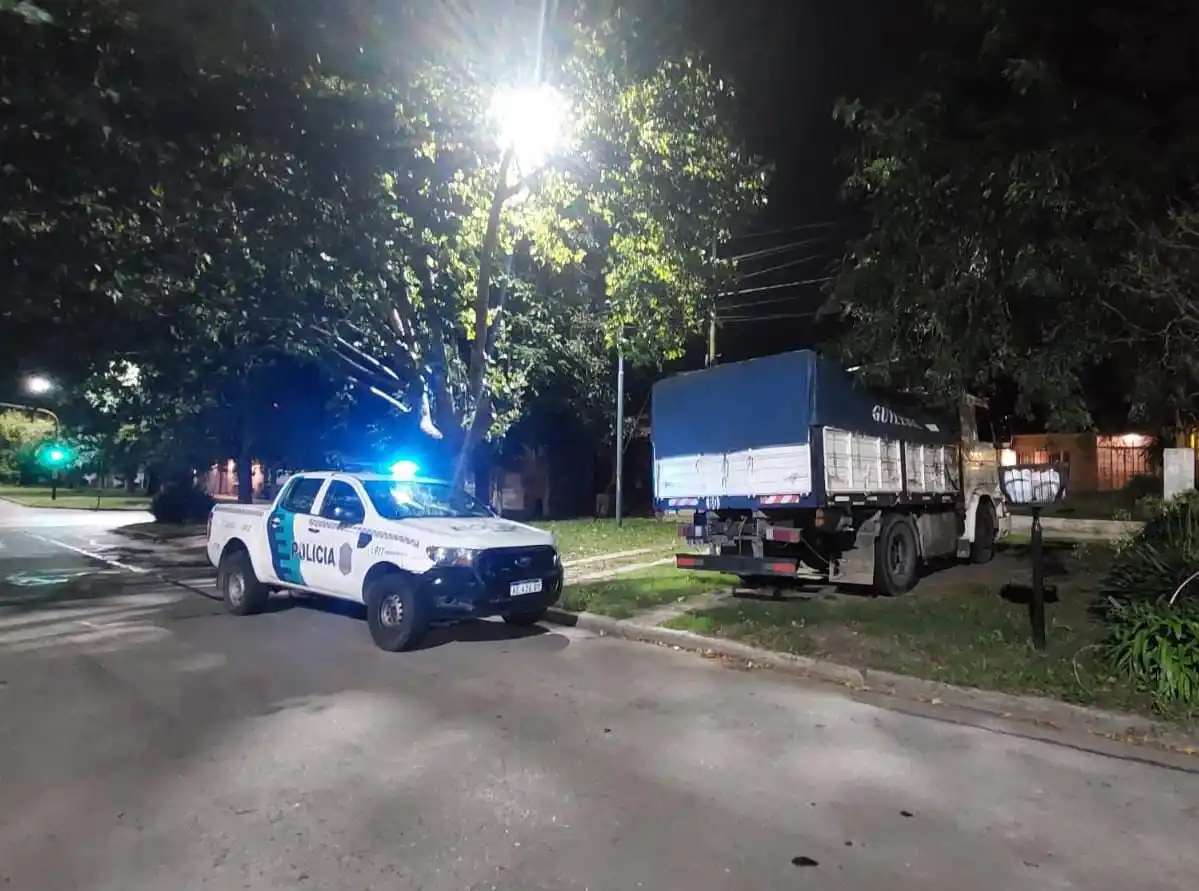 Robaron la moto de una casa y los atrapan con la batería de un camión en sus manos