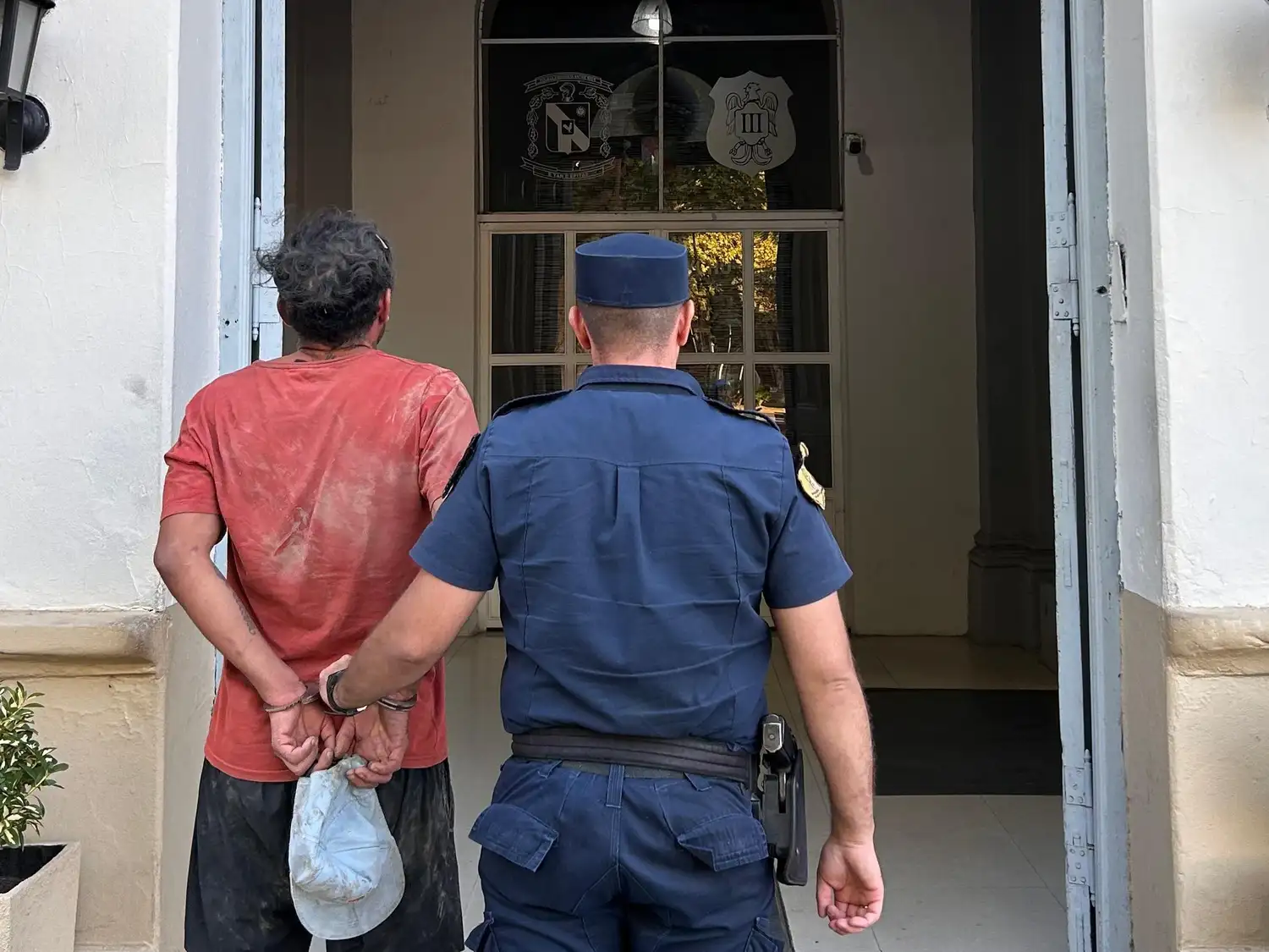 Violentaba a su pareja de 18 años e intentó agredir a la policía: terminó en la Jefatura