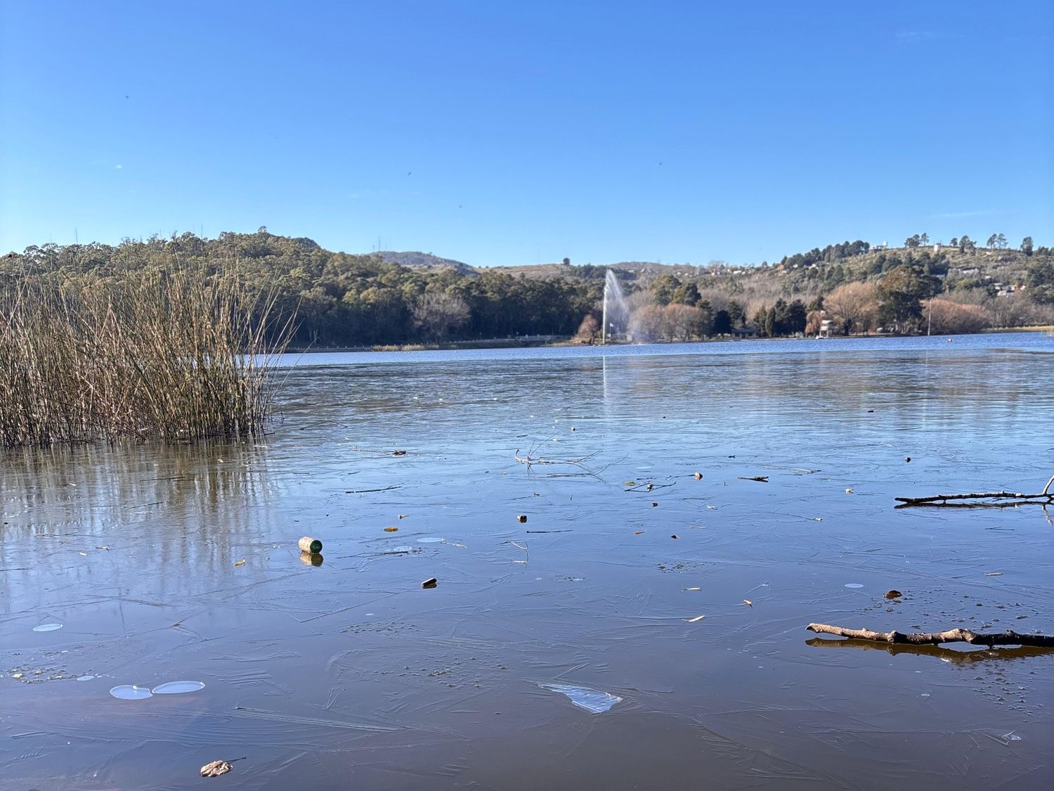 Una vez más, se congeló el agua en el Lago del Fuerte