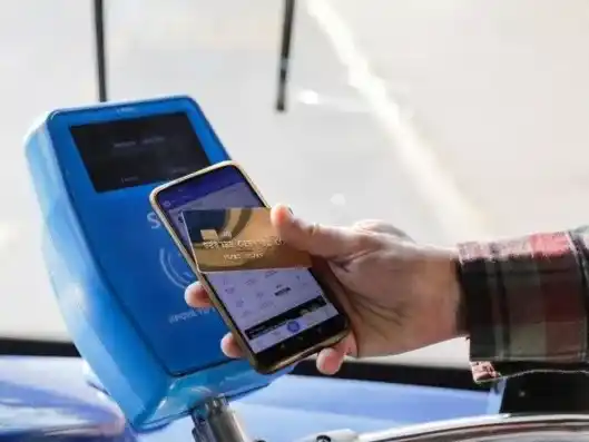 Más de 100 mil viajes diarios en colectivos ya se pagan con tarjeta y QR