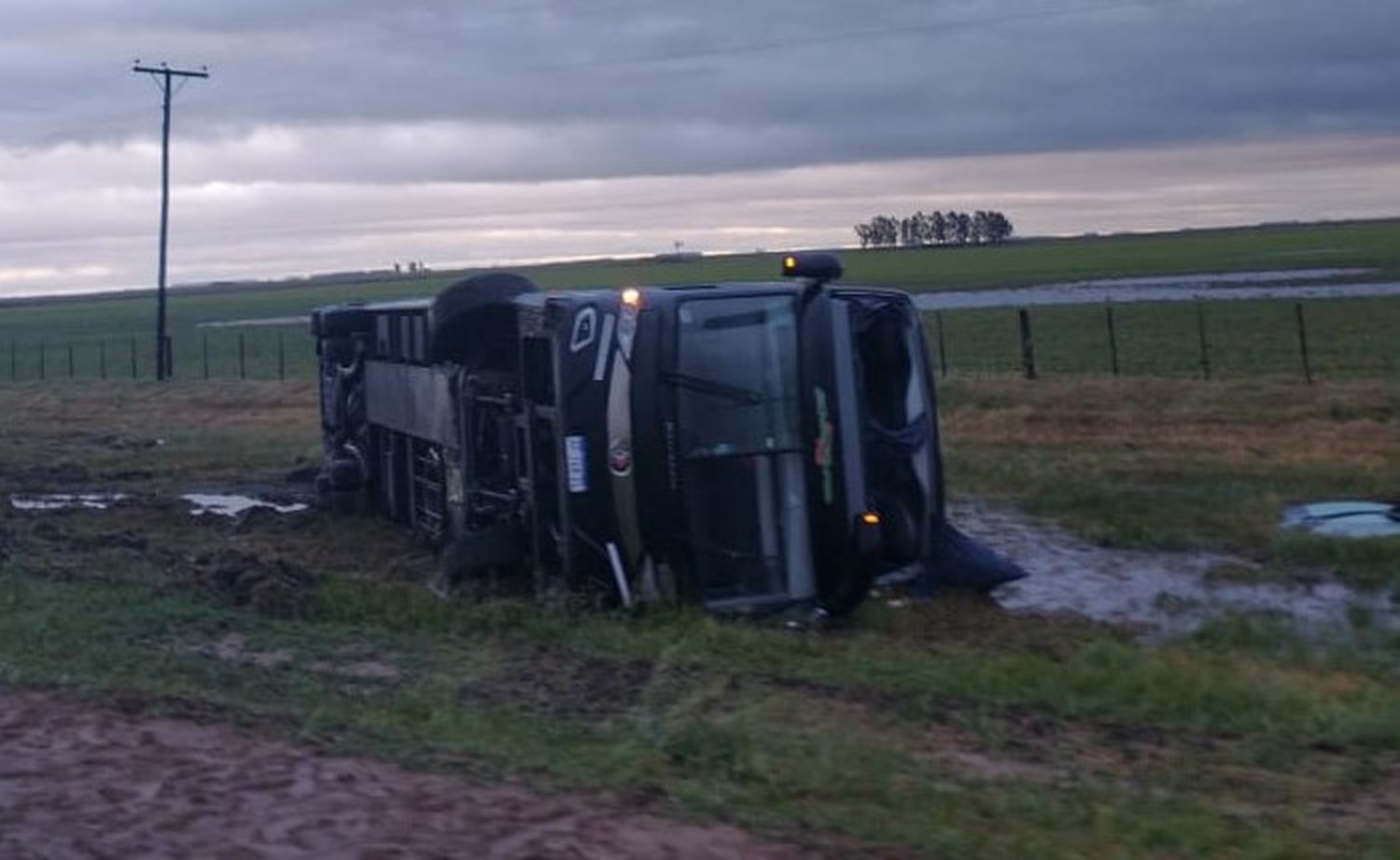 Aarón Castellanos: siete heridos al volcar un colectivo