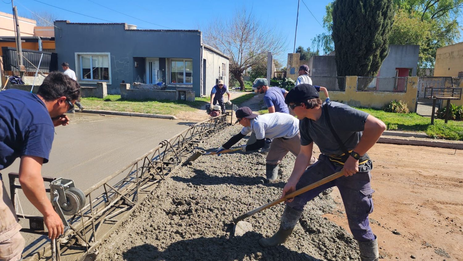 Las labores a cargo de personal de la Dirección de Vialidad se concentran en la calle Tucumán, en el tramo comprendido entre Reynoso y Duffau.