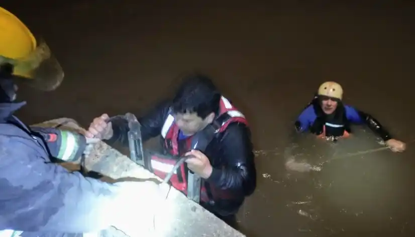 Video: Así fue el rescate del camionero que cayó al río Gualeguaychú