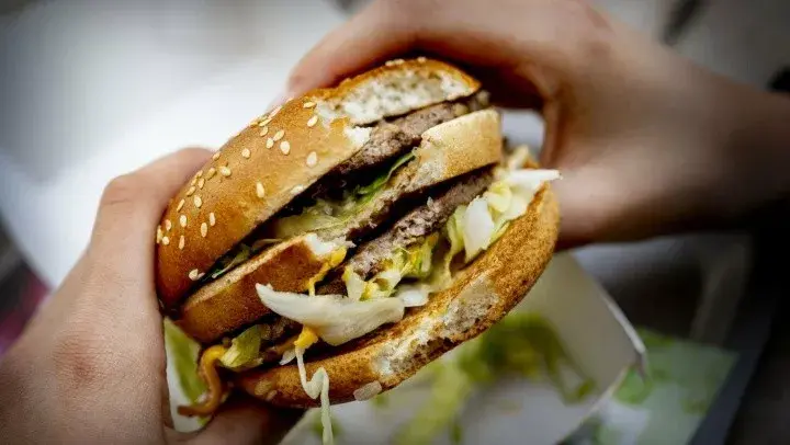El fatal desenlace se produjo mientras almorzaba comida rápida.