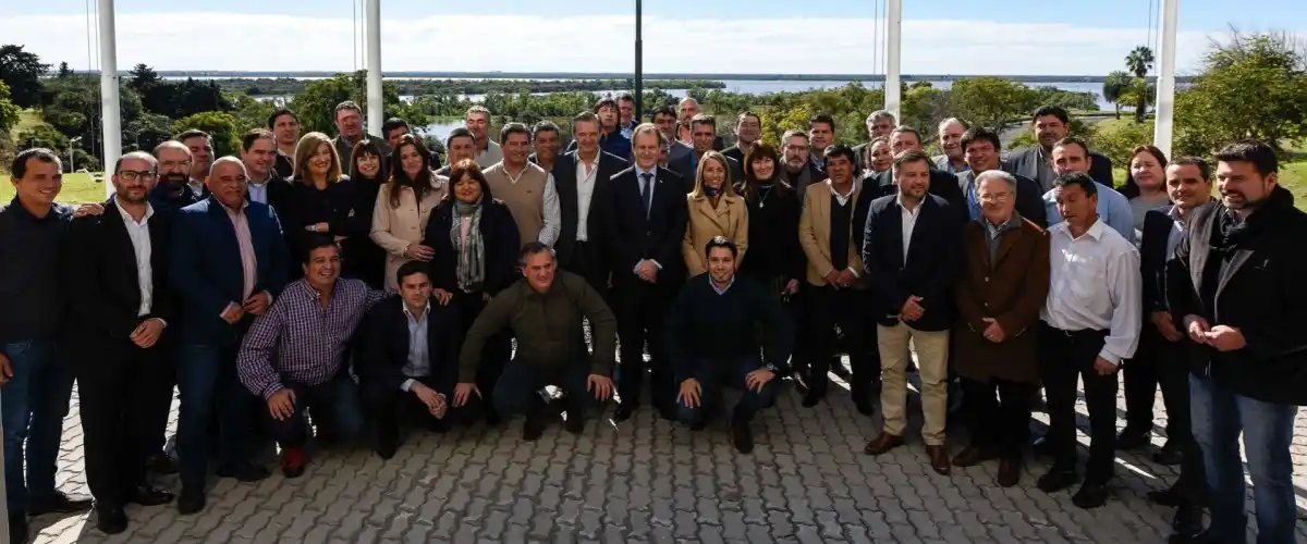 El Gobernador estuvo acompañado por los mandatarios locales electos y por parte de su Gabinete    