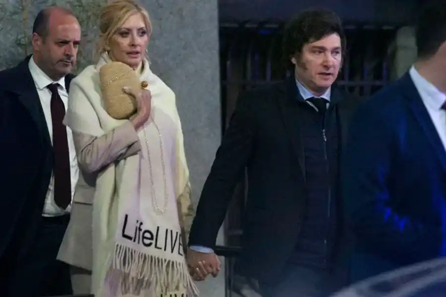 Milei "blanqueó" su relación con Yuyito: beso en la boca en el ex CCK