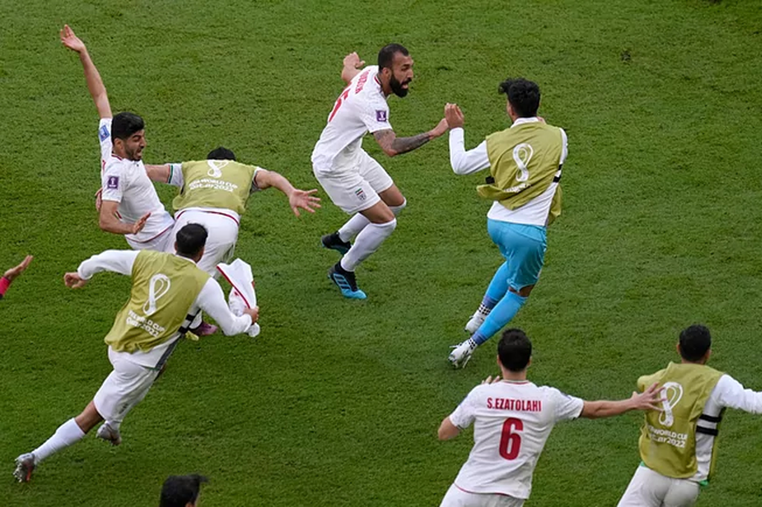 Irán se impuso ante Gales y da pelea en el Grupo B