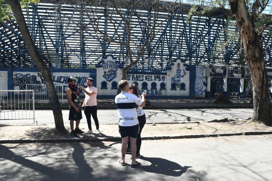Comenzaron las pericias en la cancha de Gimnasia y encontraron 400 cartuchos de escopeta