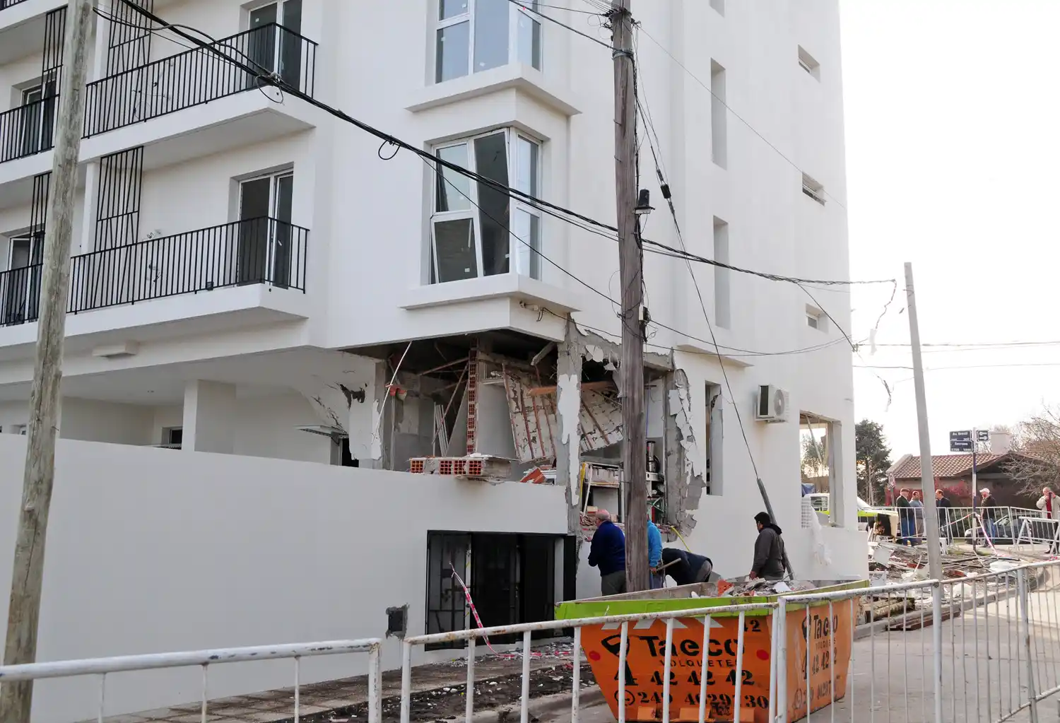 Continúan los peritajes en la casa de té para determinar qué produjo la explosión