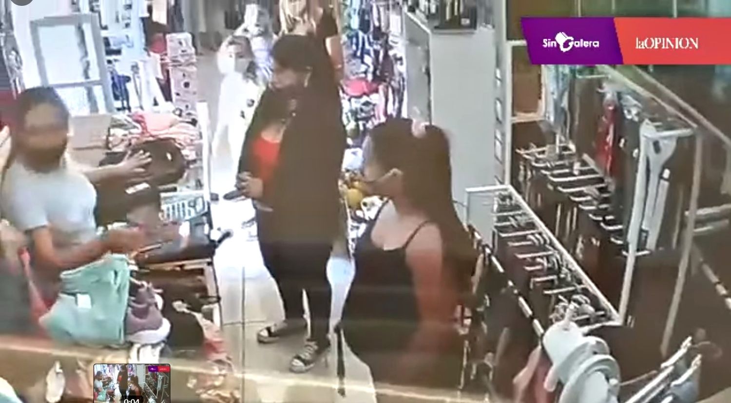 Una mujer olvidó su billetera en una tienda, otra clienta simuló devolvérsela pero nunca le llegó