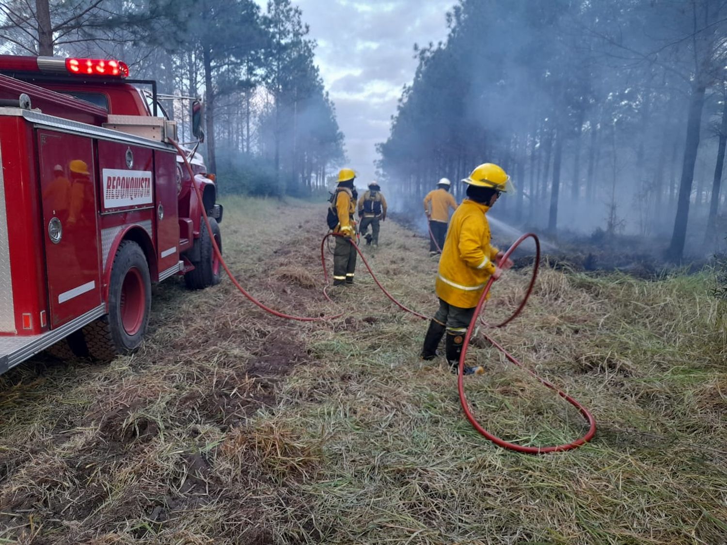 Bomberos de Reconquista trabajan a destajo para combatir los incendios.