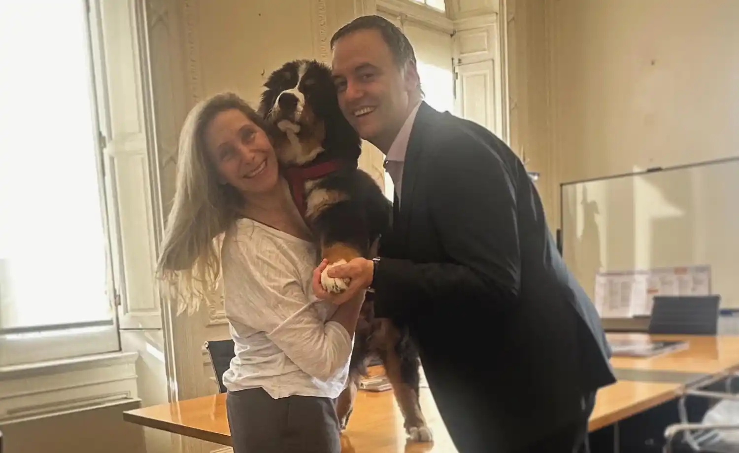 Karina y Adorni presentaron la nueva mascota de la Casa Rosada: Thor