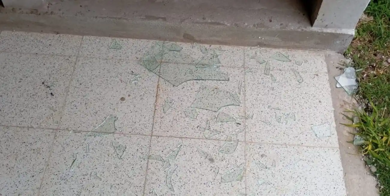 Vidrios por todos lados, debido a la rotura de la protección de los nichos para sacar objetos de adentro. Crédito: IRE Información Regional.