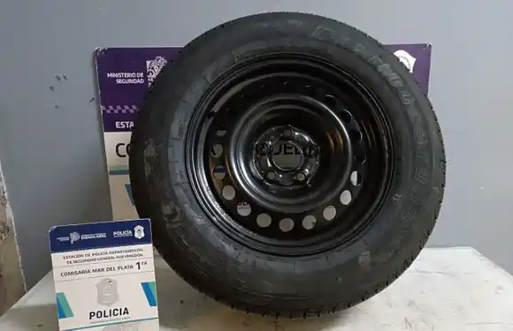 Un hombre robó una rueda de auxilio, tomó un taxi y huyó, pero fue atrapado