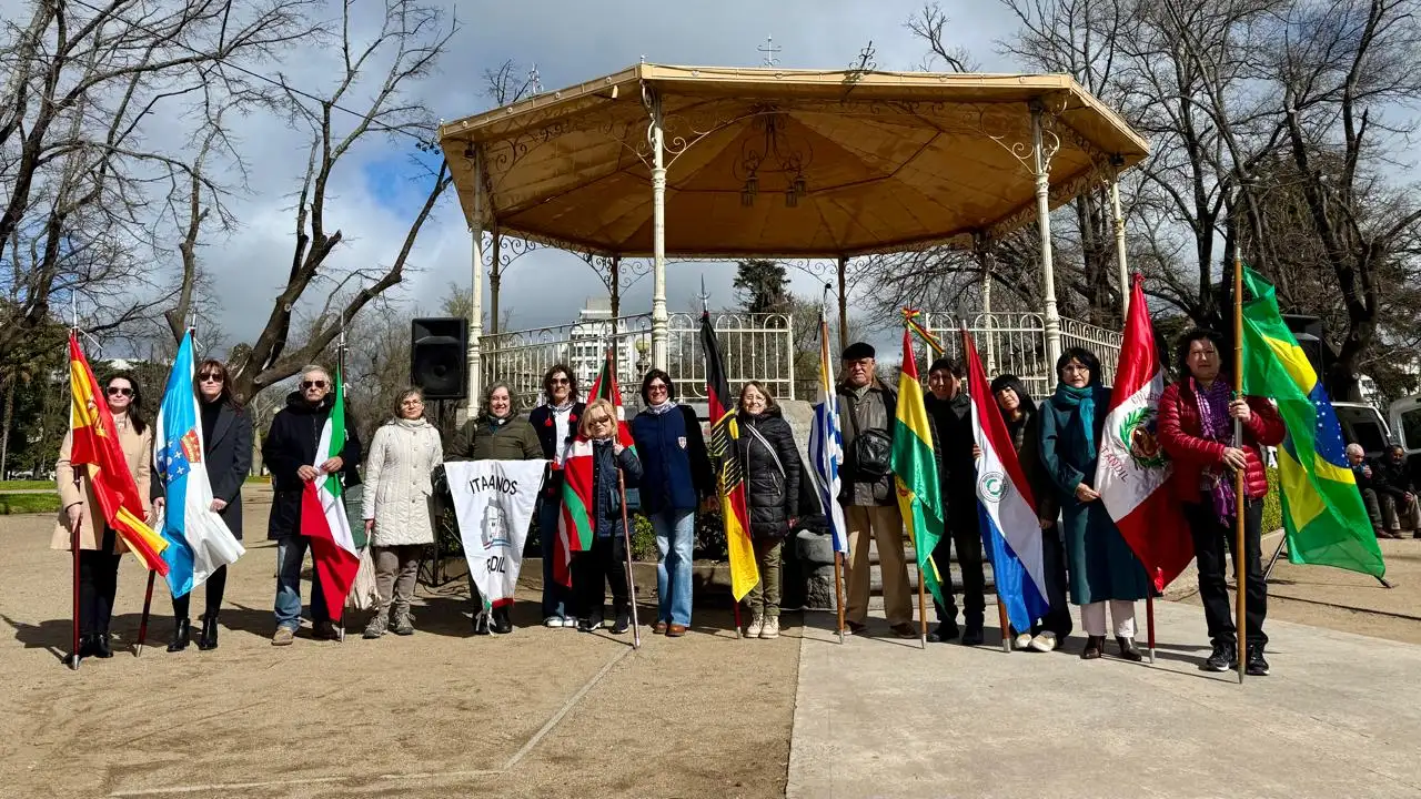 Las colectividades, en la glorieta de la Plaza, conmemorando el Día del Inmigrante.