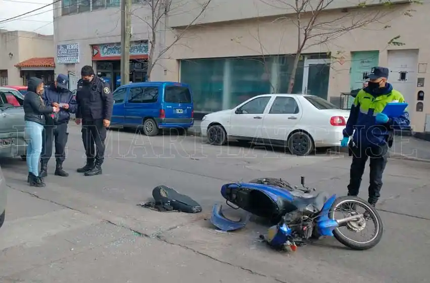 Un motociclista embistió a un auto en doble fila en el macrocentro