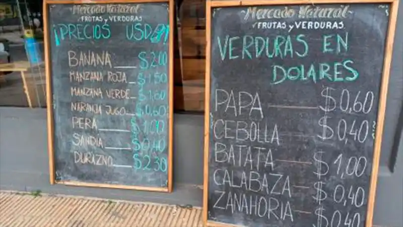Una verdulería publicó los precios en dólares de sus productos