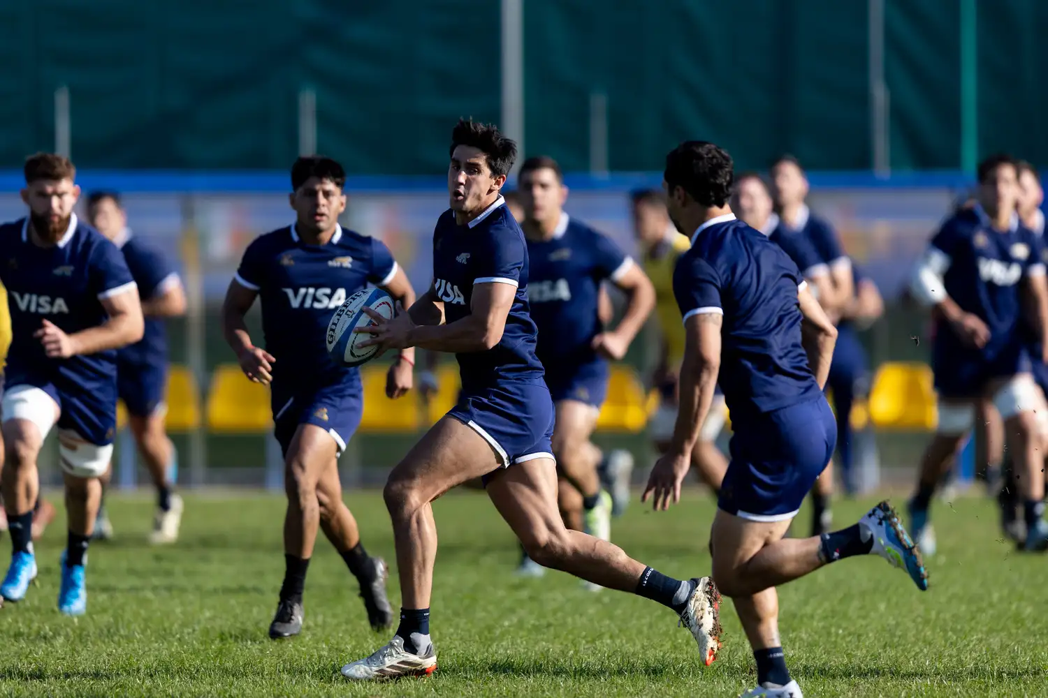Un movimiento de Los Pumas durante el captain run de ayer, en Udine.