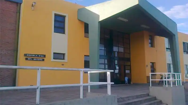 Dos hermanos apuñalaron a otro alumno dentro del aula