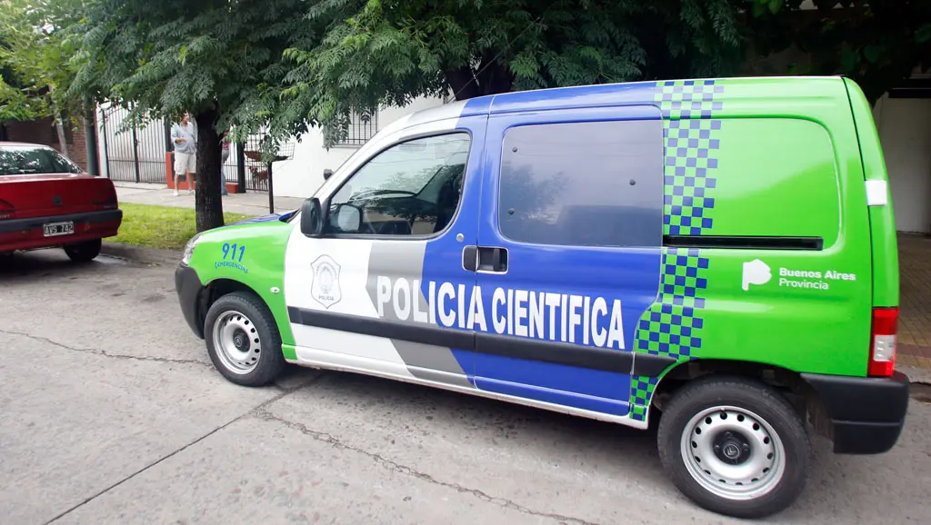 Insólito: Pasó un día sin ministro y a la Policía Bonaerense le robaron un móvil de la Científica
