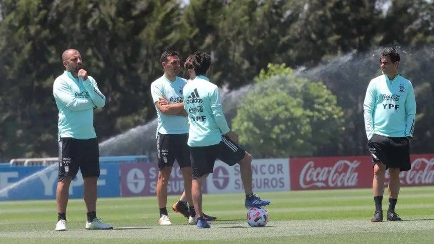 Scaloni tiene Covid-19 y la Selección Argentina quedará en manos de Ayala y Samuel