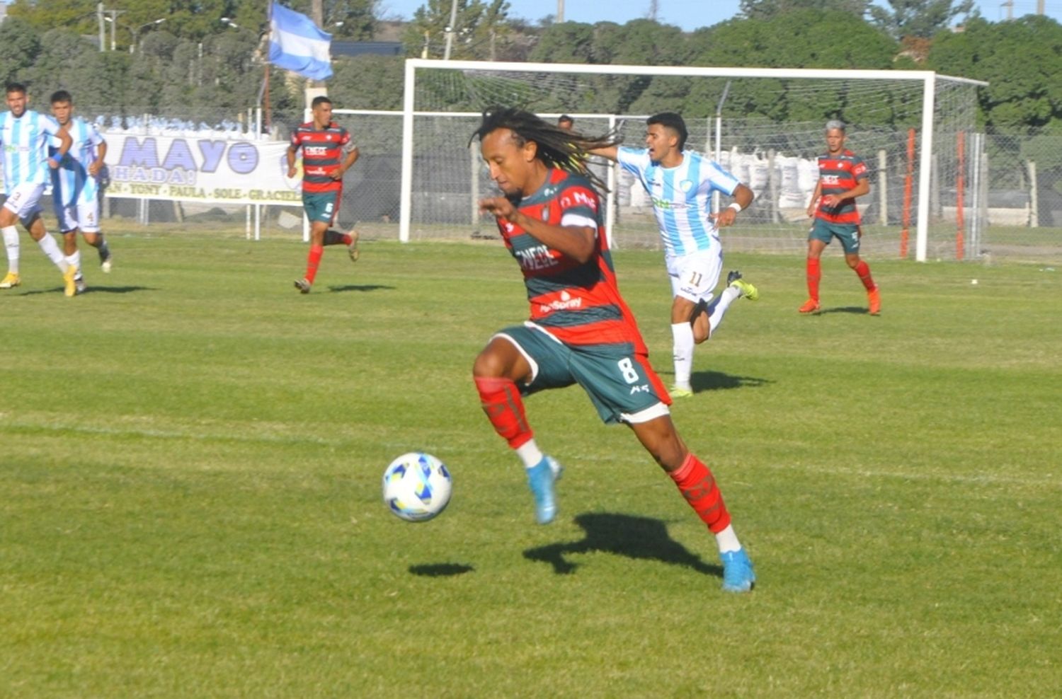 Con uno menos y un penal atajado, Círculo se aferró al primer punto
