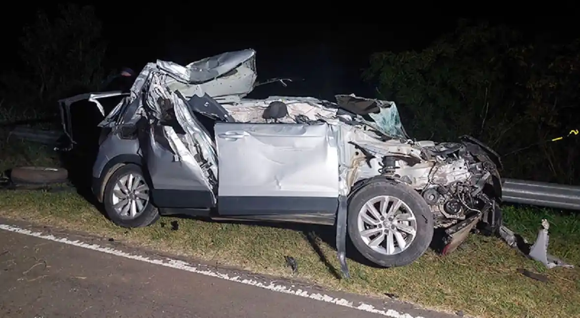 Un auto chocó contra un camión y dio varios tumbos en una ruta entrerriana