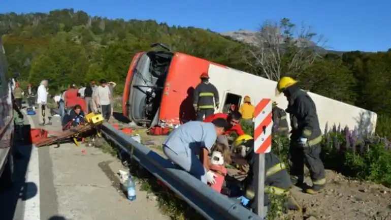Volcó un micro en San Martín de los Andes: hay tres muertos y 20 heridos