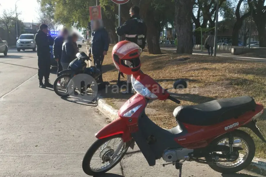 Choque entre dos motos en Av. Ernesto Salva: una persona resultó lesionada