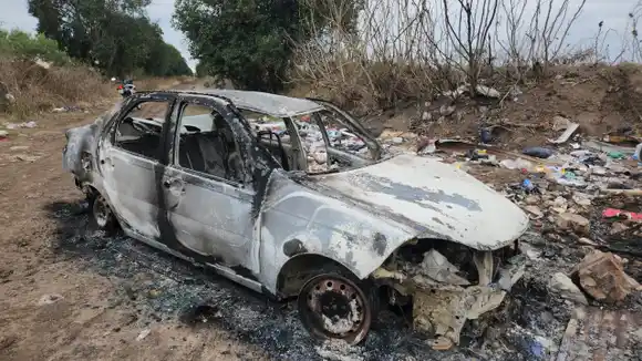Dramático: robaron un auto y apareció incendiado en un descampado cerca de la ciudad