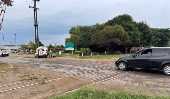 Paso a nivel del ferrocarril Mitre: se reiteran los reclamos y piden un arreglo que perdure