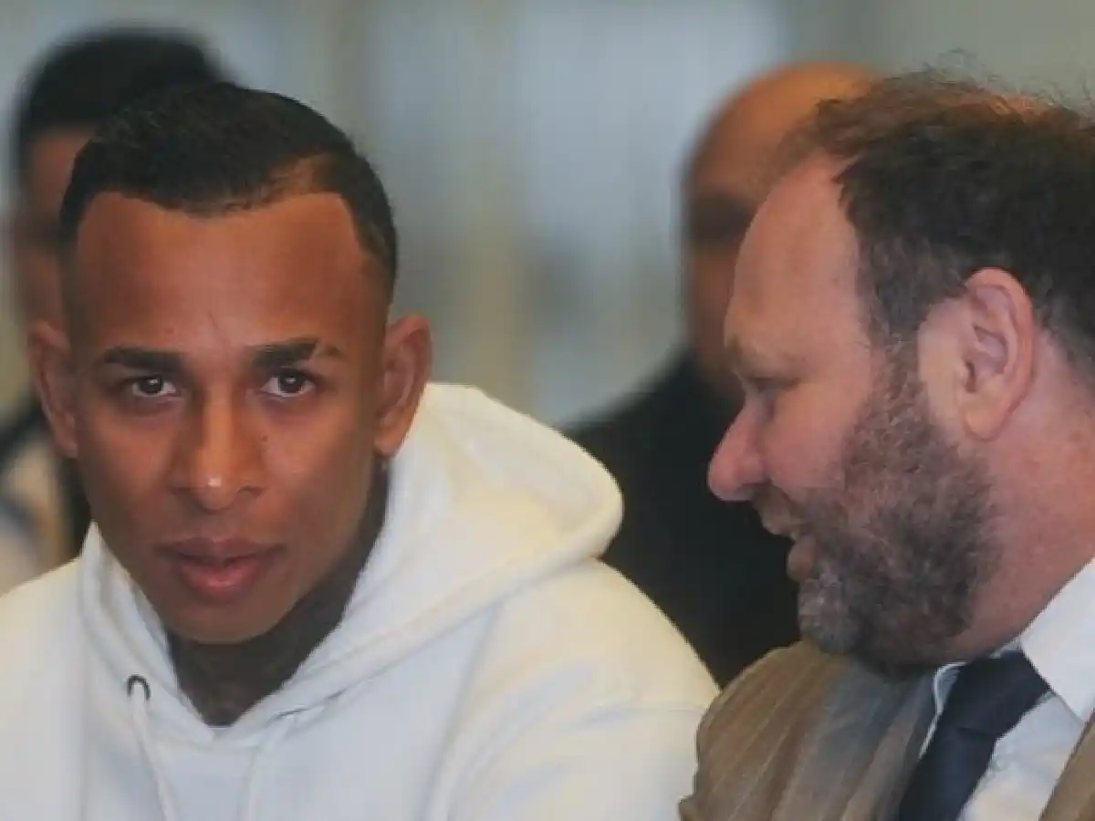 Sebastián Villa, a juicio por violación tras la condena por violencia de género