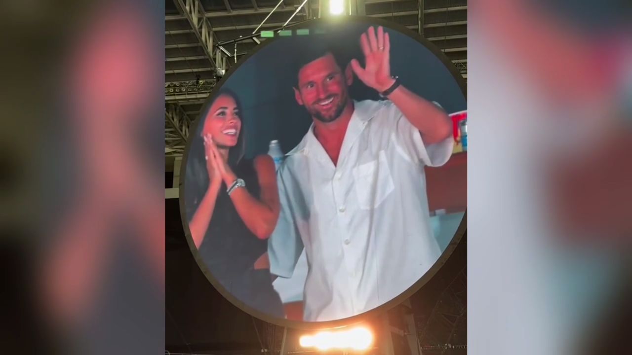 Messi y Antonela, captados por la “kiss cam” de Coldplay.