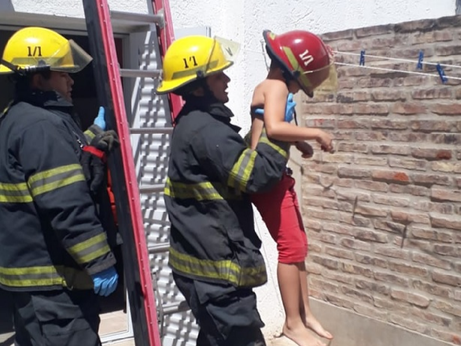 Bomberos rescataron a menor atrapado en un departamento