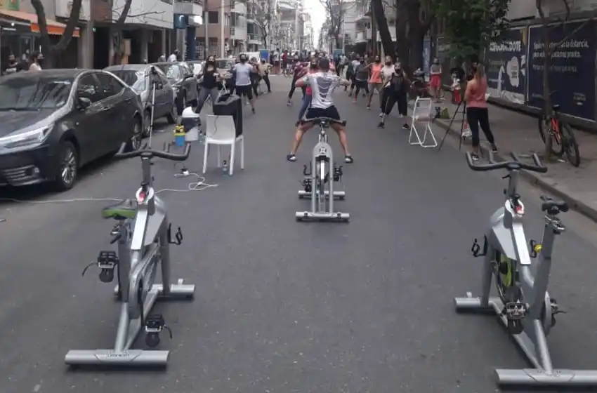 Pese a las restricciones y al aumento de contagios, reconocido gimnasio cortó la calle para hacer ejercicios