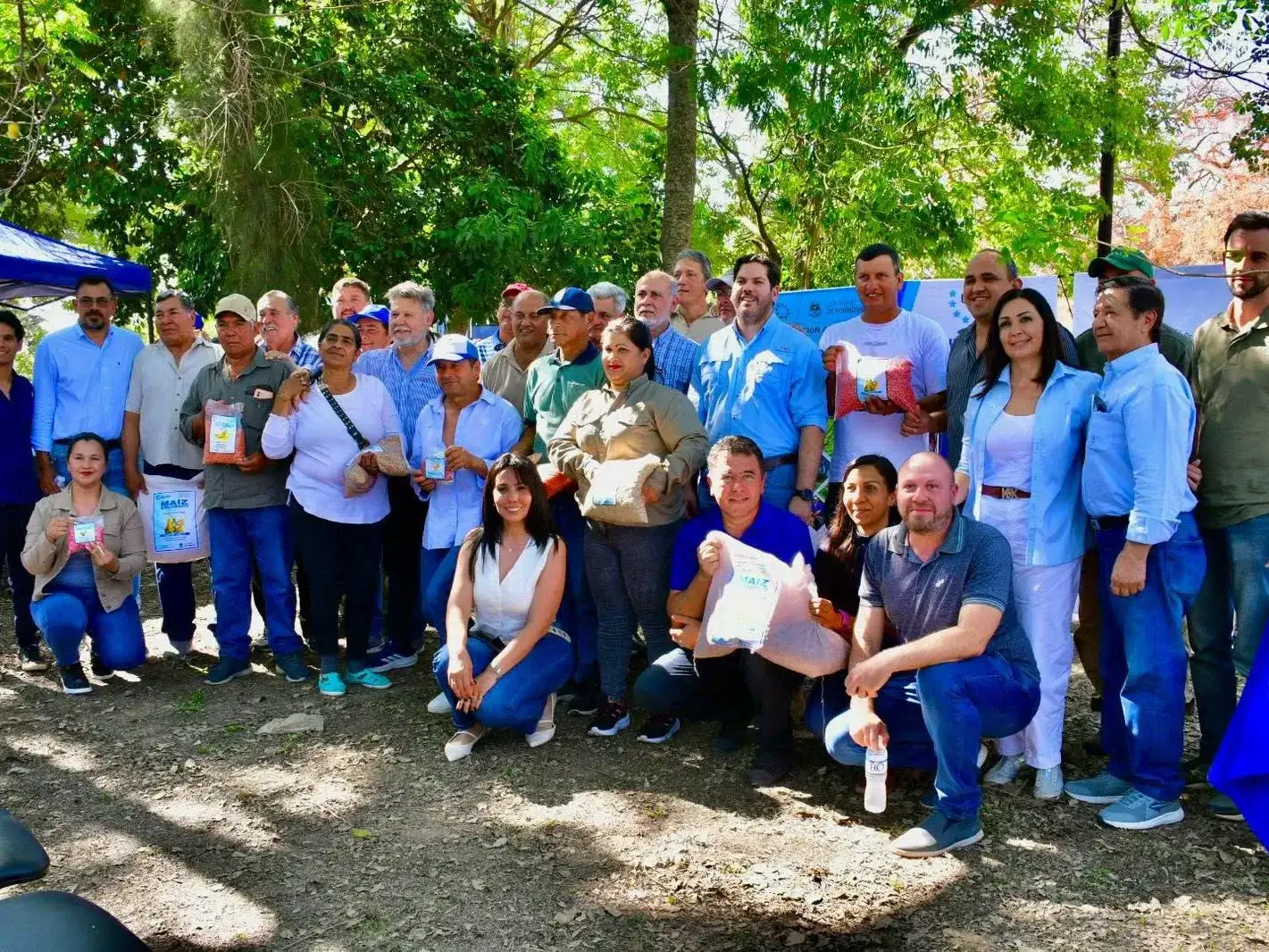 Productores y autoridades provinciales participan en Laguna Blanca del lanzamiento oficial de la campaña agrícola 2026-2027, exhibiendo semillas de maíz y granos en un encuentro enfocado en el fortalecimiento del sector productivo de Formosa.