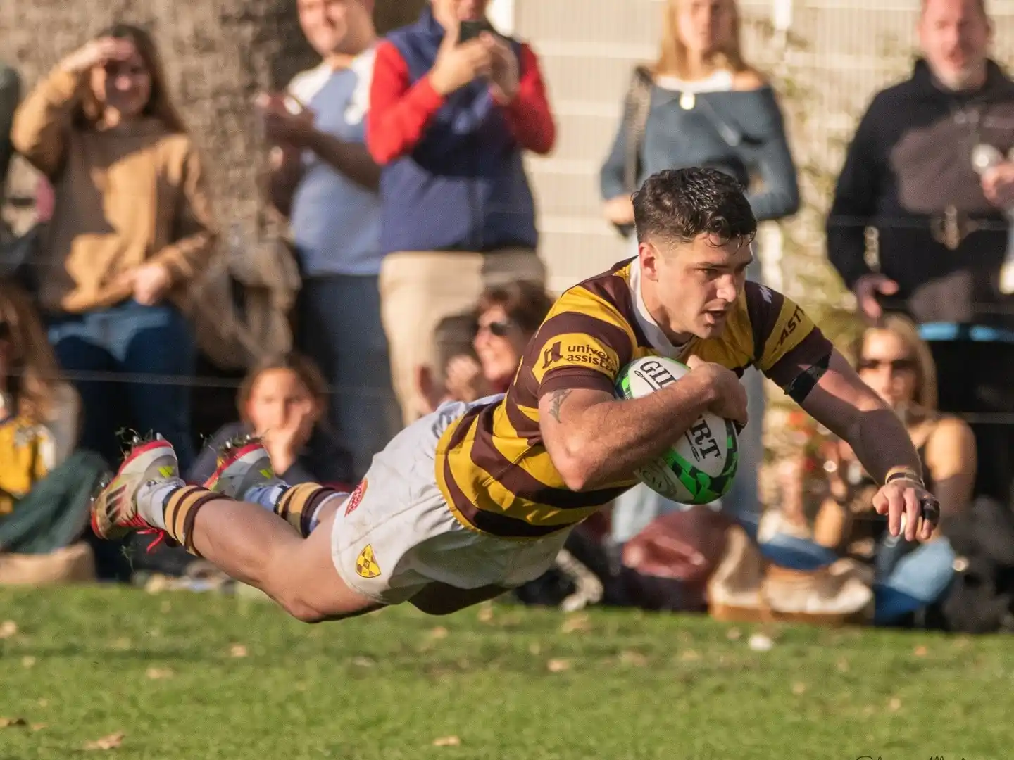 Ignacio Díaz vuela al try que aseguró la victoria de Belgrano.