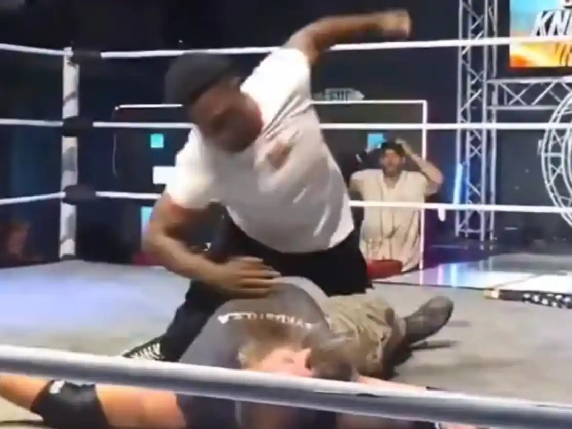 Raja Jackson, agredió brutamente a Stuart Smith (Syko Stu) en un evento de lucha libre.