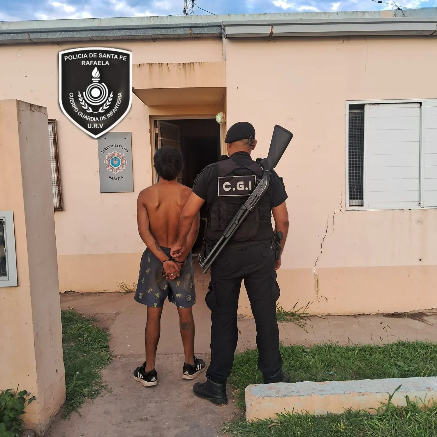 Dejó su casa sola por diez minutos y le forzaron la ventana para robarle una pava eléctrica