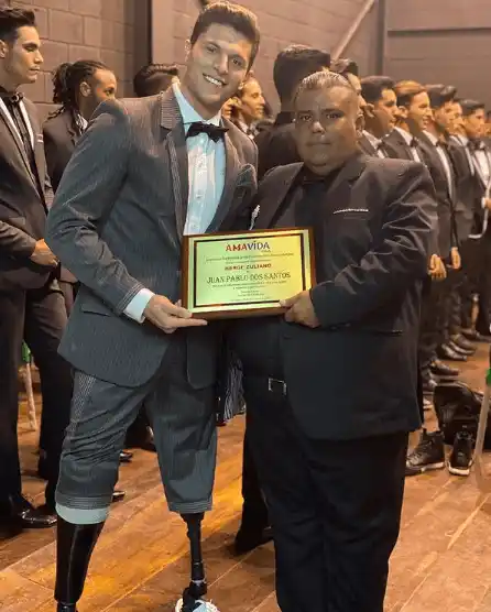 Juan Pablo Dos Santos recibiendo el certificado que le dio el pasaje al NY Fashion Week. Foto: Instagram