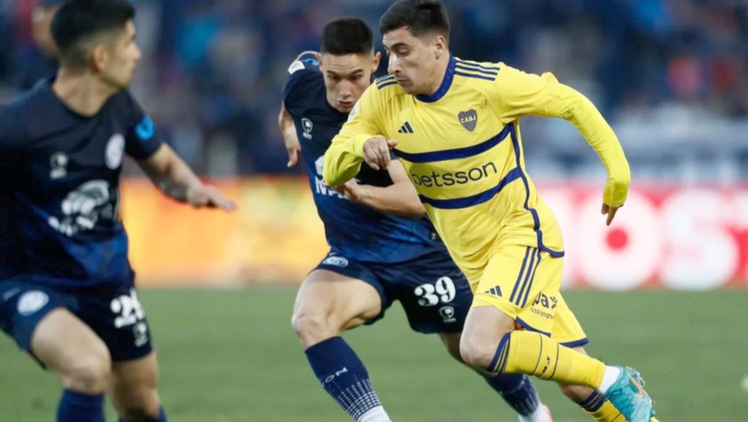 Miguel Merentiel asistió en la última para el gol del empate. Foto: NA.