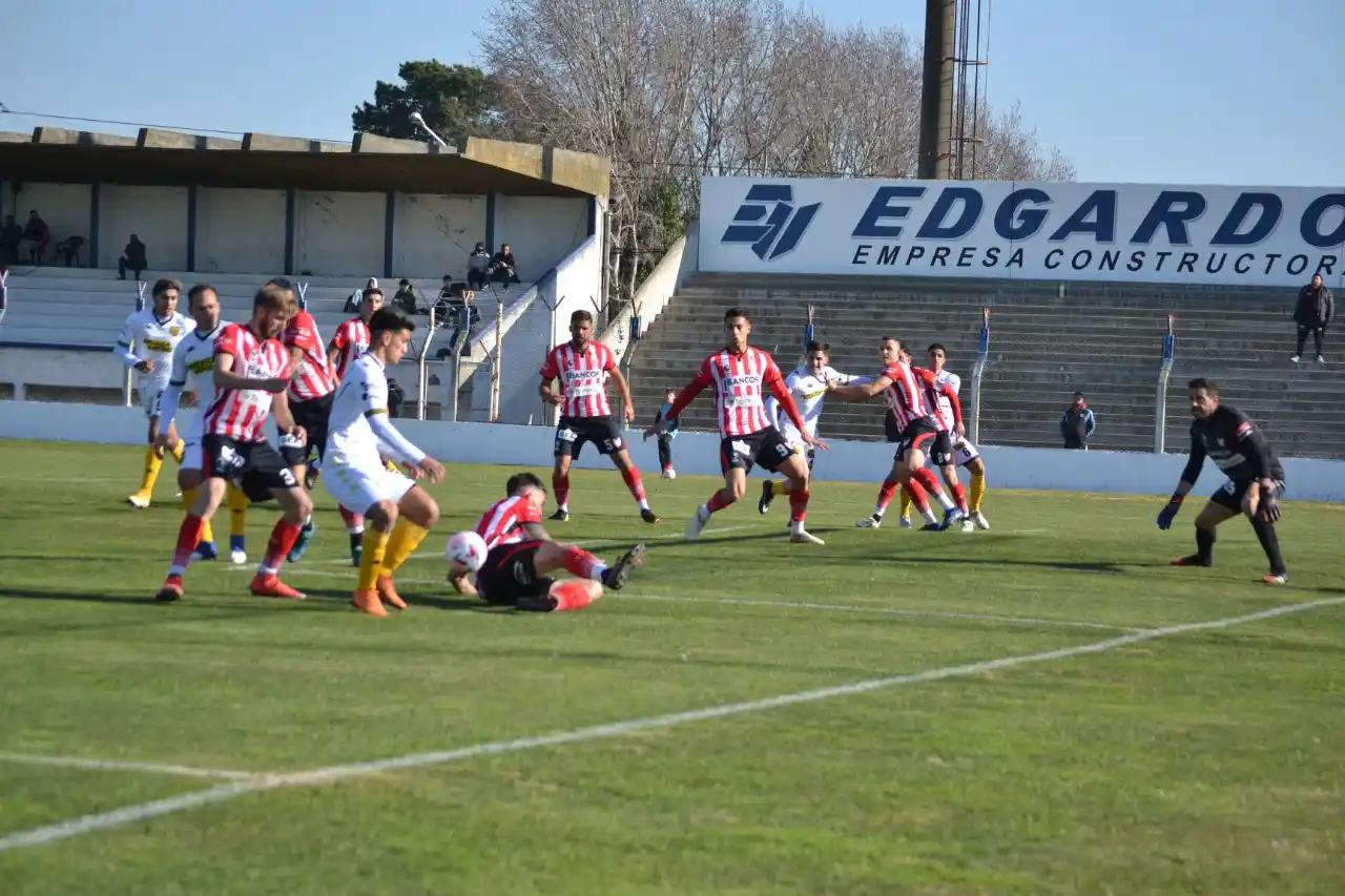 FOTO PRENSA SANTAMARINA Santamarina e Instituto empataron sin goles.
