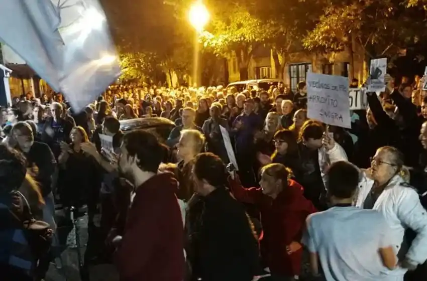 Tras el asesinato de un hombre, vecinos de Arroyito se manifestaron por más seguridad