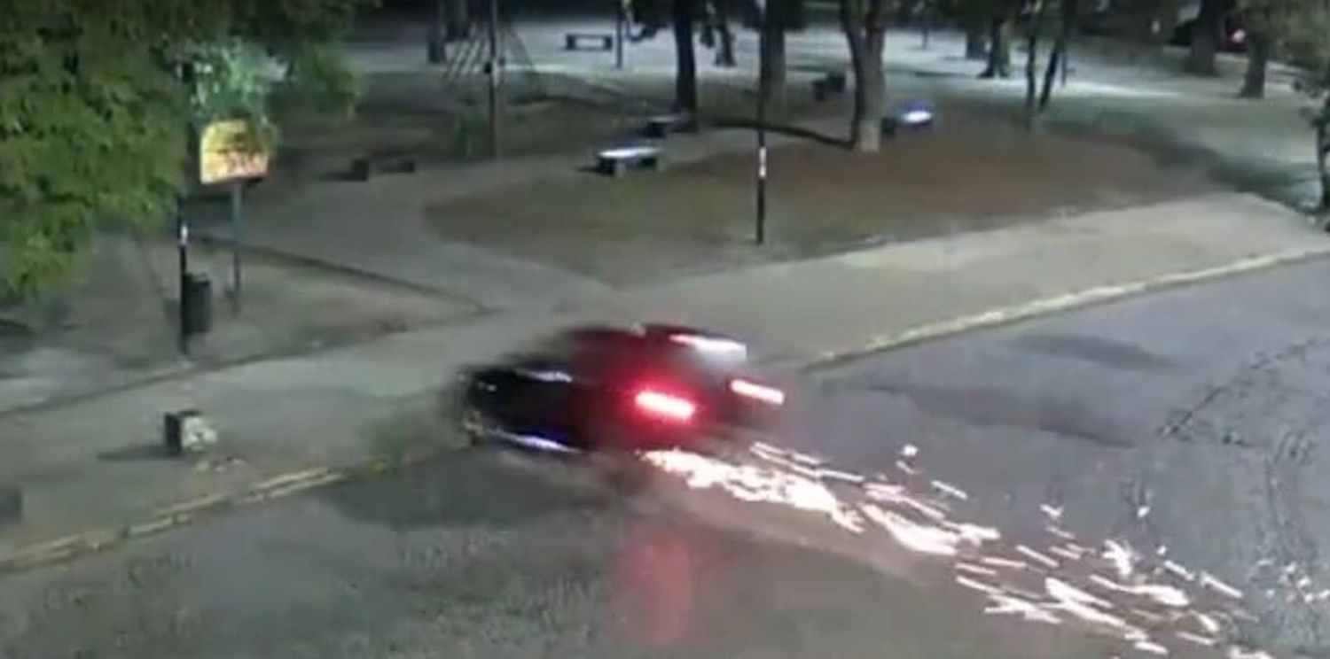 La Plata: Escapaba de la policía y chocó contra el cartel de Plaza Matheu