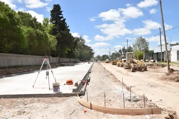 Avanzan las obras de pavimentación en calle Colombia, barrio El Porteño y 139 Viviendas